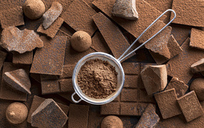 Шоколадные конфеты с какао на столе