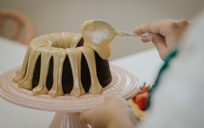 Шоколадный кекс с кремом на тарелке