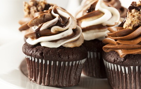 Шоколадные кексы  с кремом крупным планом