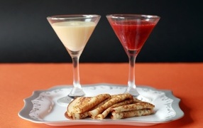 Сгущенка и варенье на тарелке с блинами