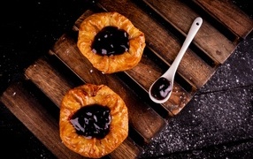 Печенье с джемом на деревянной доске