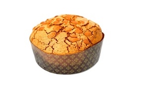 Кекс с миндальными орехами на белом фоне