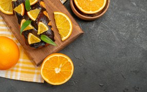 Кекс с шоколадом и апельсинами на доске