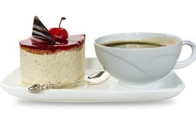 Пирожное с кофе на белом фоне