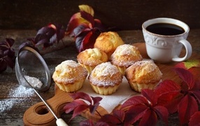 Кексы на столе с кофе и листьями