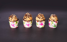 Кексы с кремом на сером столе