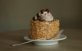 Вкусное пирожное на тарелке с кремом 