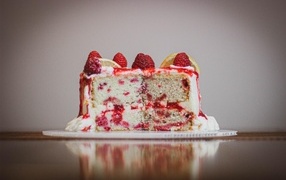 Вкусный торт с ягодами малины и лимоном