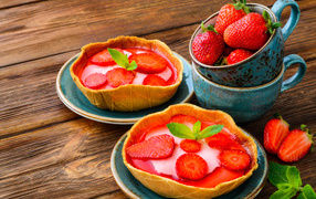 Вкусные пирожные с ягодами клубники на тарелке