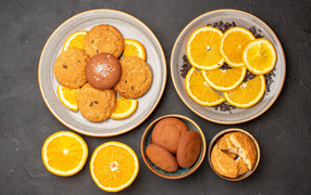 Вкусное печенье на тарелке с апельсинами