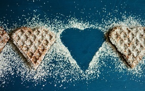 Вкусные вафли в форме сердца с сахарной пудрой