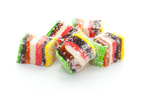 Вкусная восточная сладость рахат лукум на белом фоне