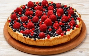 Delicious sweet pie with blueberries and raspberries