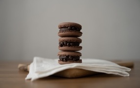 Десерт макаронс с шоколадом на белой салфетке