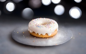 Пончик со сладкой глазурью на тарелке