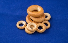 Сушки на синем столе