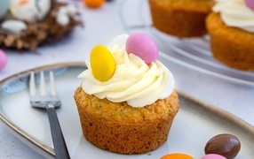 Праздничный маффин с кремом на столе