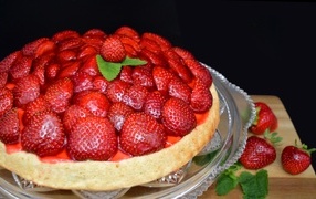 Ароматный пирог  с большими ягодами клубники