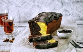 Свежий двухцветный кекс с шоколадом