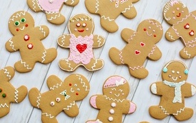 Пряники в глазури на столе