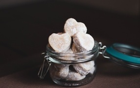 Пряники в форме сердца  в стеклянной банке