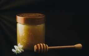 Мед в банке с деревянной ложкой