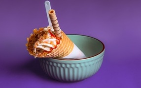 Мороженое рожок с трубочкой на фиолетовом фоне