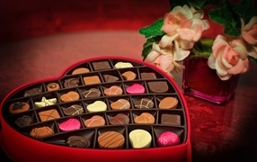 Большая коробка в форме сердца с шоколадными конфетами