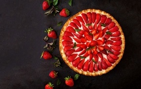 Большой пирог с кремом и ягодами клубники