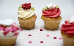 Маффины с красным и белым кремом