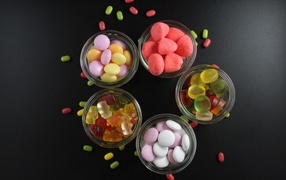 Разноцветные желейные конфеты на черном фоне