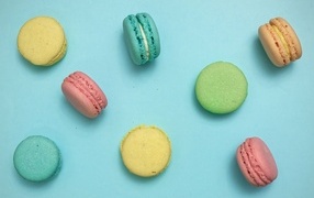 Разноцветный десерт макарон на голубом фоне