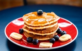 Pancakes with honey, bananas and blueberries