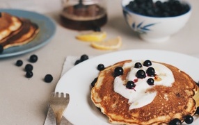 Pancakes with sour cream and black currants
