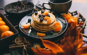 Оладьи с мандарином и ягодами черники