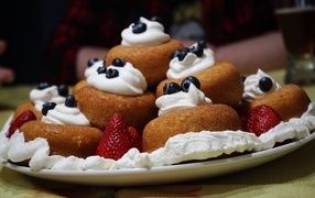 Выпечка с кремом и ягодами клубники и черники