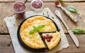 Пирог с лимонным кремом на столе с джемом