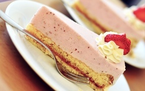 Кусок ягодного торта с кусочками клубники