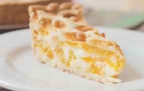 Кусок фруктового пирога на тарелке