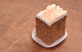 Кусок пирога с кремом и миндальными хлопьями