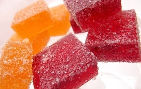 Куски сладкого ягодного мармелада на белом фоне