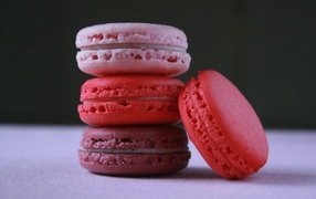 Розовый десерт макарон на столе 