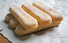 Печенье савоярди с бумагой на столе