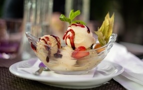 Шарики фруктового мороженого в стеклянной пиале на столе