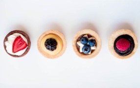 Песочное печенье с кремом на белом фоне