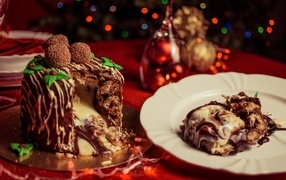 Сладкий десерт с кремом на тарелке