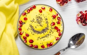 Сладкий десерт с зернами граната