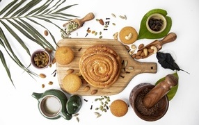 Сладкая выпечка на столе с орехами и специями