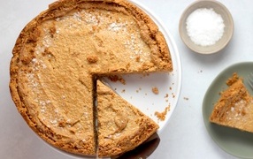 Сладкий пирог на столе