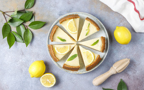 Сладкий пирог с лимонным кремом на столе